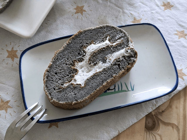 Fresh cream black sesame roll